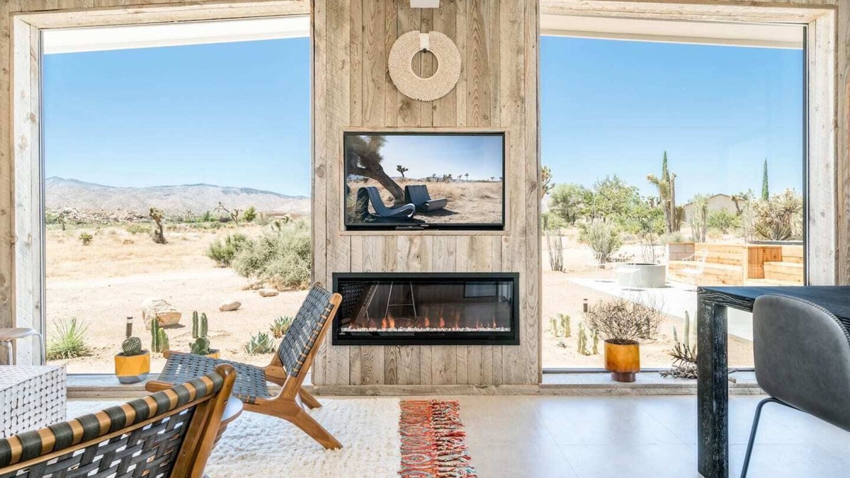Pioneertown House | The Modern Wolfden: 4 bedrooms, All En-suite Baths