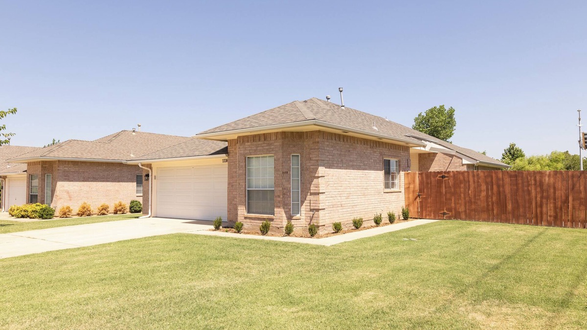 Norman House | THE MOJO DOJO! WALK TO CAMPUS! Beautiful remodel near OU - PET FRIENDLY