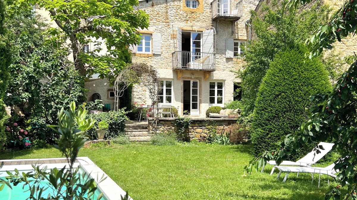 Saint-Cyr-au-Mont-d'Or House | The Monts d'Or golden jewel case