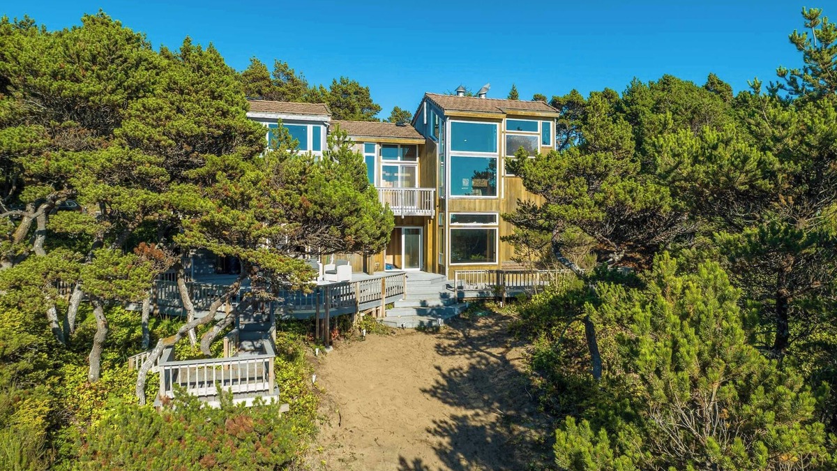 Oregon Coast House | The Montage in Seal Rock: A perfect blend of the Pacific Northwest.