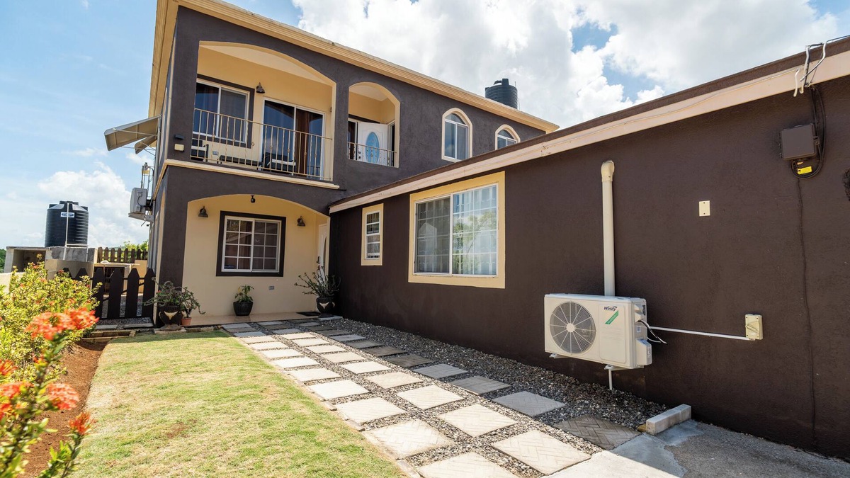 St.Bran's Burg Apartment | The Montego Brownstone is terrific 4-bedroom apartment with AC in St.Bran's Burg