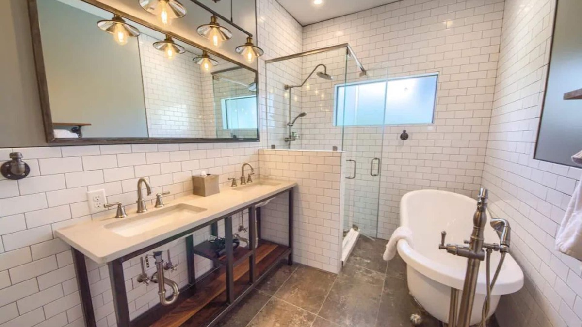 Near East Side Apartment | The Monty #2- Luxury,Downtown, near the River Walk