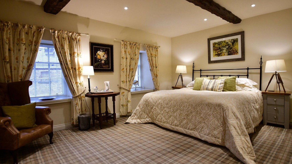 Stoney Middleton Hotel | The Moon Inn at Stoney Middleton