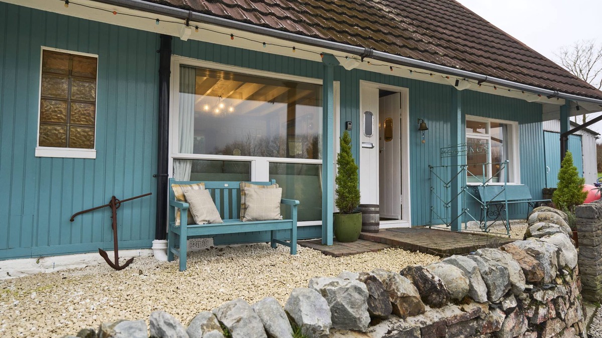 Cairndow Cottage | The Moorings, overlooking Loch Fyne - sleeps 4 guests in 2 bedrooms