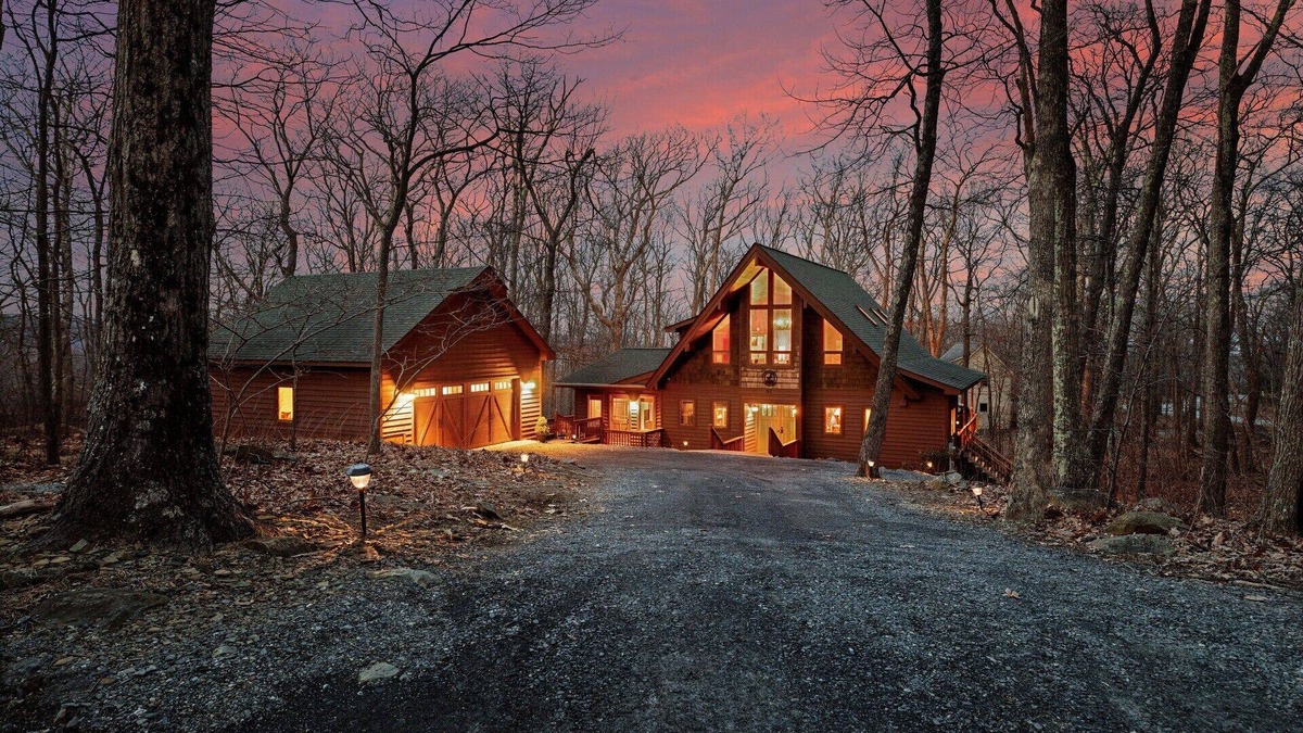 Pedlars Edge Ski Chalet | The Moose Lodge-Hot Tub/Game Room/Fire Pit/Grill/Walk to Slopes-0.7mi to Lodge