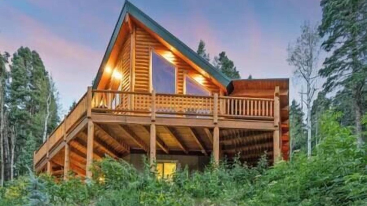 Silver Summit House | The Moose Manor Lodge