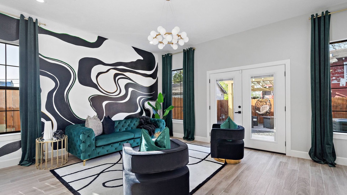 Greater East End House | THE MOSAIC - DOWNTOWN - SLEEPS 10 - OUTDOOR PATIO