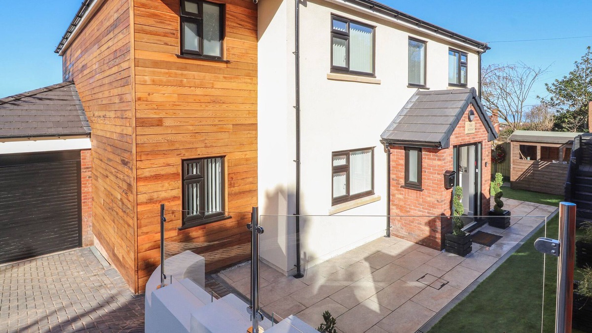 Prestatyn House | THE MOUNT, family friendly, luxury holiday cottage in Prestatyn