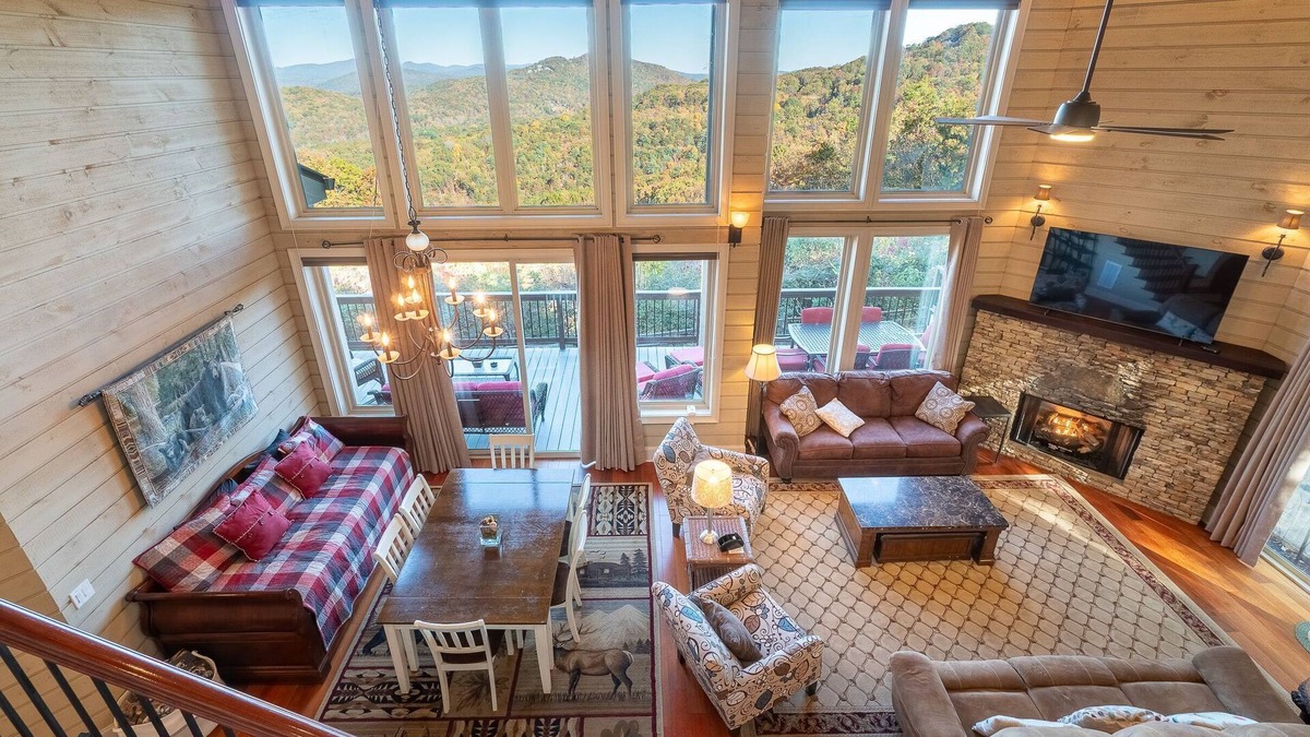 Helen House | The Mount Yonah Castle, Spectacular Mountain Views, Hot Tub, Pet Friendly