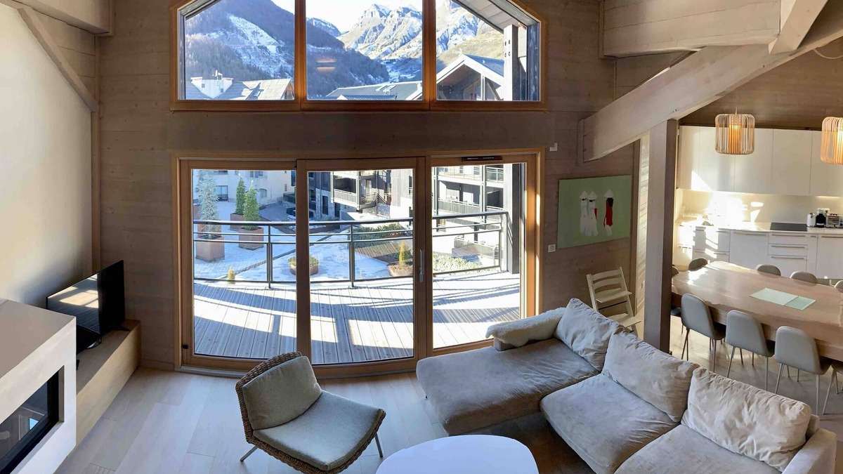 Saint-Etienne-de-Tinee Ski Chalet | The Nánshān under-roof chalet: spacious, bright and ideally located in Auron.
