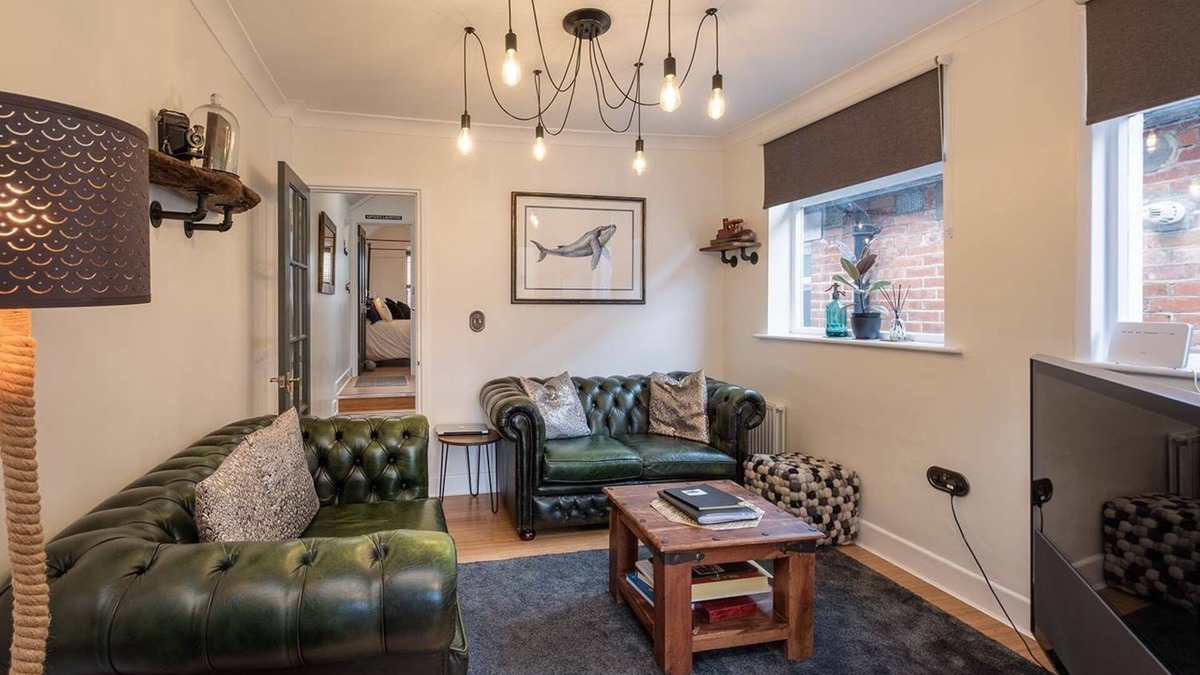 Cowes House | The Nautilus -Cowes IOW- 2 bedroom bungalow/garden