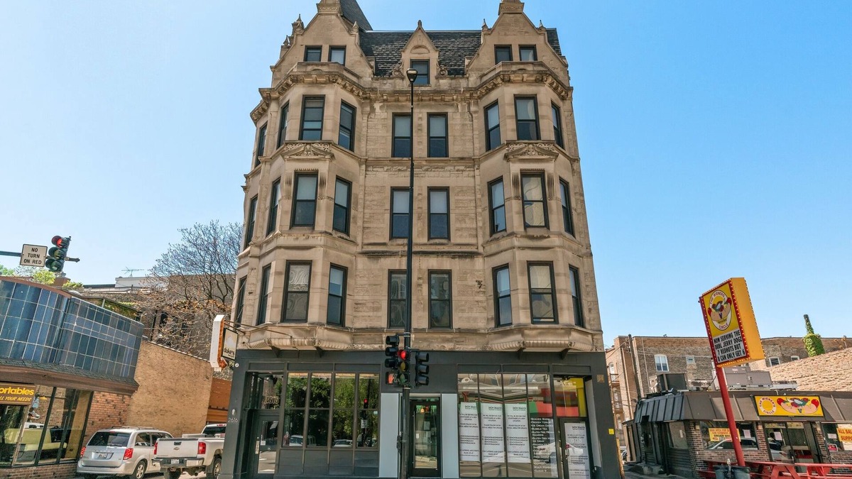 Park West House | The Neighborhood Hotel - Lincoln Park 402 - One Bedroom w/Patio