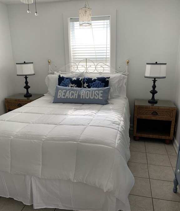 Flagler Beach Cottage | The Nest, 2 bed,1 block to beach, pier & restaurants, dog friendly