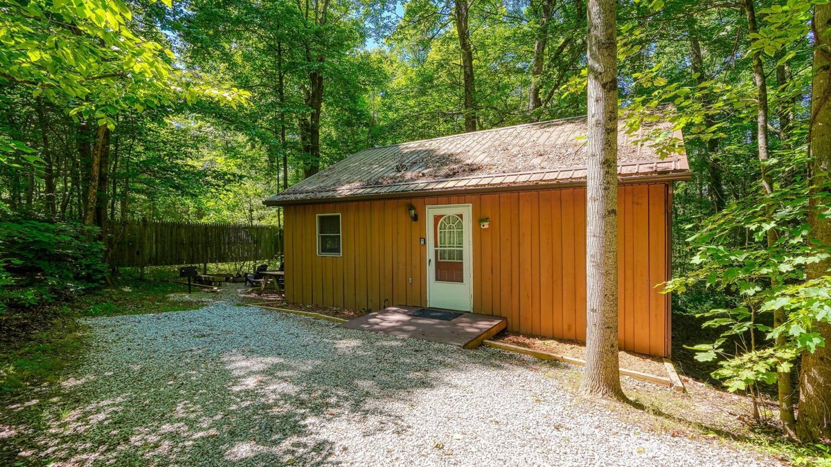 Logan Cabin | The Nest at Hiding Place Cabins