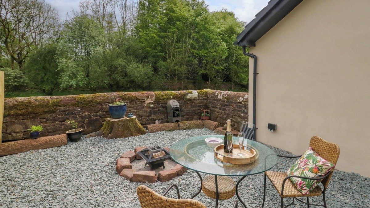 Rowrah Cottage | THE NEST, family friendly, with a garden in Arlecdon
