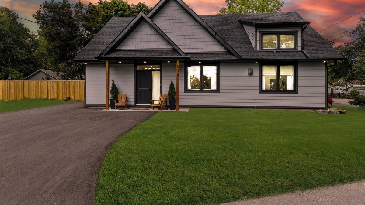 Alcona Cottage | The Nest Lakehouse w/Hot Tub, Steps to Innisfil Beach Park