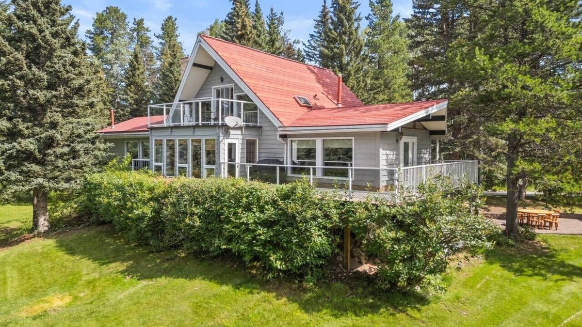 Calgary House | The Nest - Retro Cabin w/Sauna