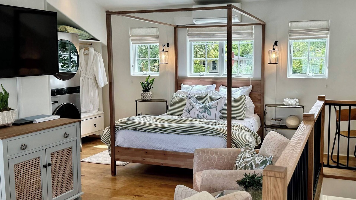 Demere Park Apartment | The Nest /Steps to beach and dining