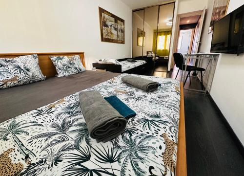 La Californie Apartment | The NICE - 3 rooms, 3air cond, 3TV, 3fans, 2 wc, WIfi everywhere 5min aeroport, train, beach, 1min tram, 15 min centre, port, parking possible