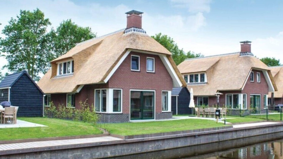 Idskenhuizen House | The Nije Dei is a 8 person wellness water villa