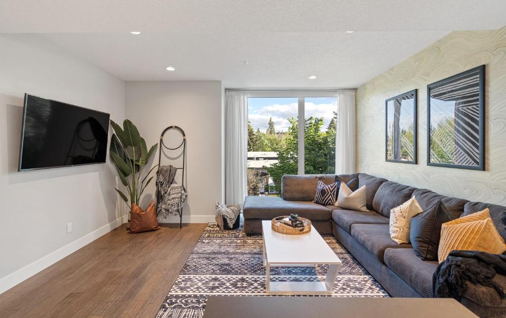 Marda Loop House | The Noma I Private Rooftop Patio I Marda Loop I TV