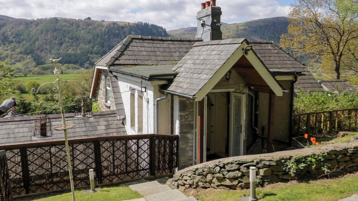 Llanrwst Cottage | THE NOOK, country holiday cottage, with a garden in Maenan