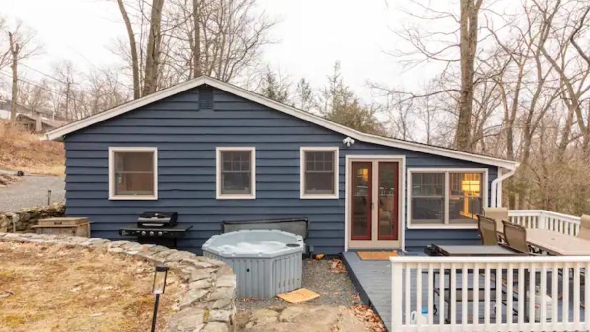 Danbury House | The Nugget: Sunlit Cottage with Hot Tub & Fire Pit