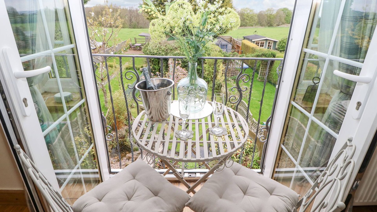 Chester-le-Street Cottage | THE NUTSHELL, pet friendly, with a garden in Chester-Le-Street