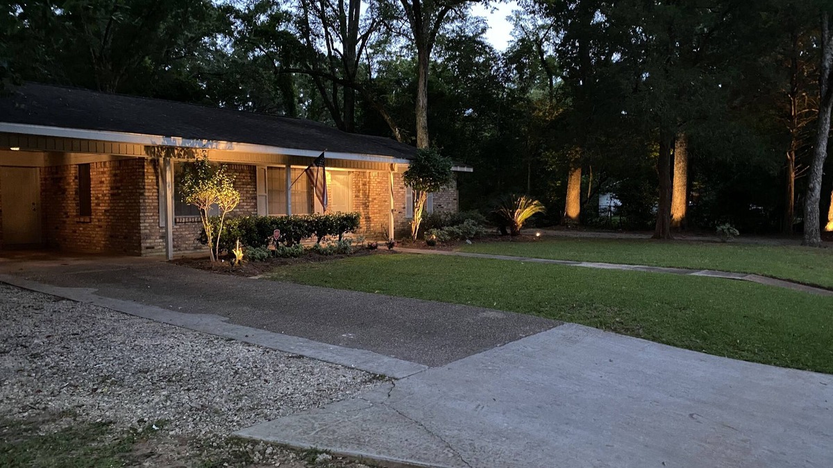 Mobile House | The Oaks on Colonial