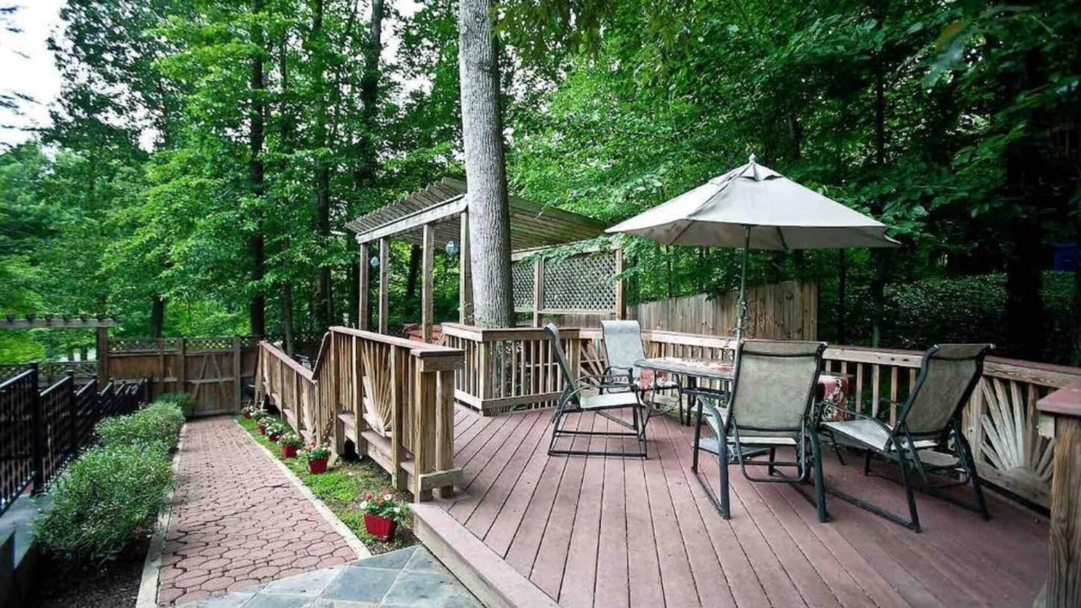 Bethesda House | The Oaks Spacious Vacation Retreat: lovely, comfortable, park-setting 5 mi to DC