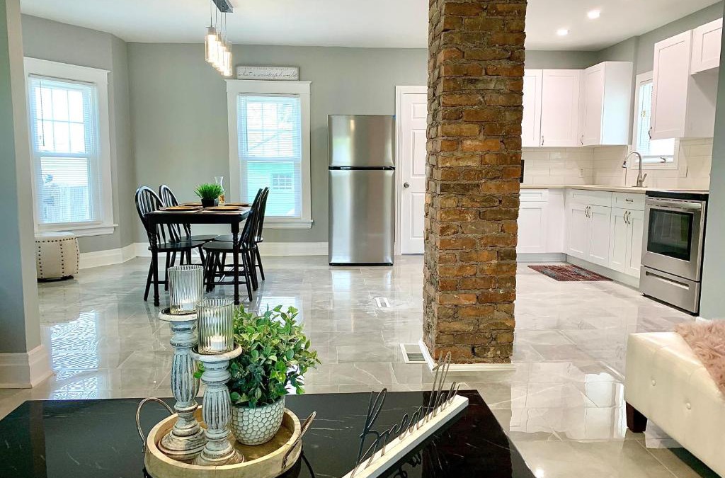 Niagara Falls House | The Oakwood Cottage- With Private Yard & Parking, Minutes From Falls & Casino by Niagara Hospitality