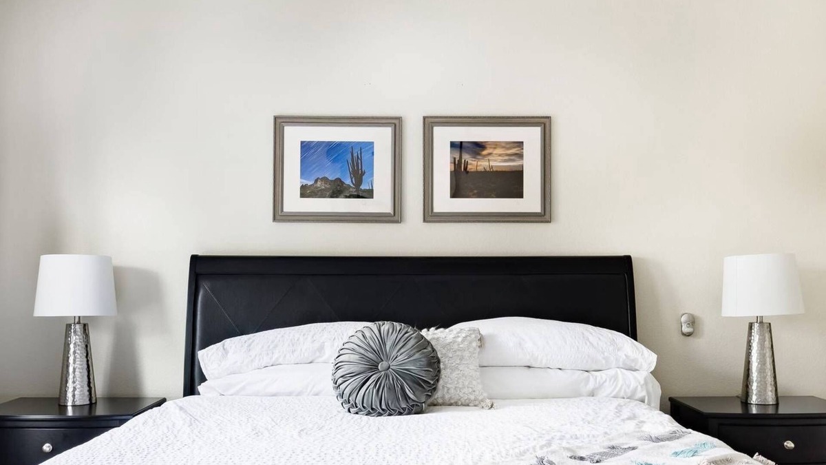 Paradise Valley Village Villa | THE OASIS - Sleeps 21 - Newly Remodeled - Very Clean