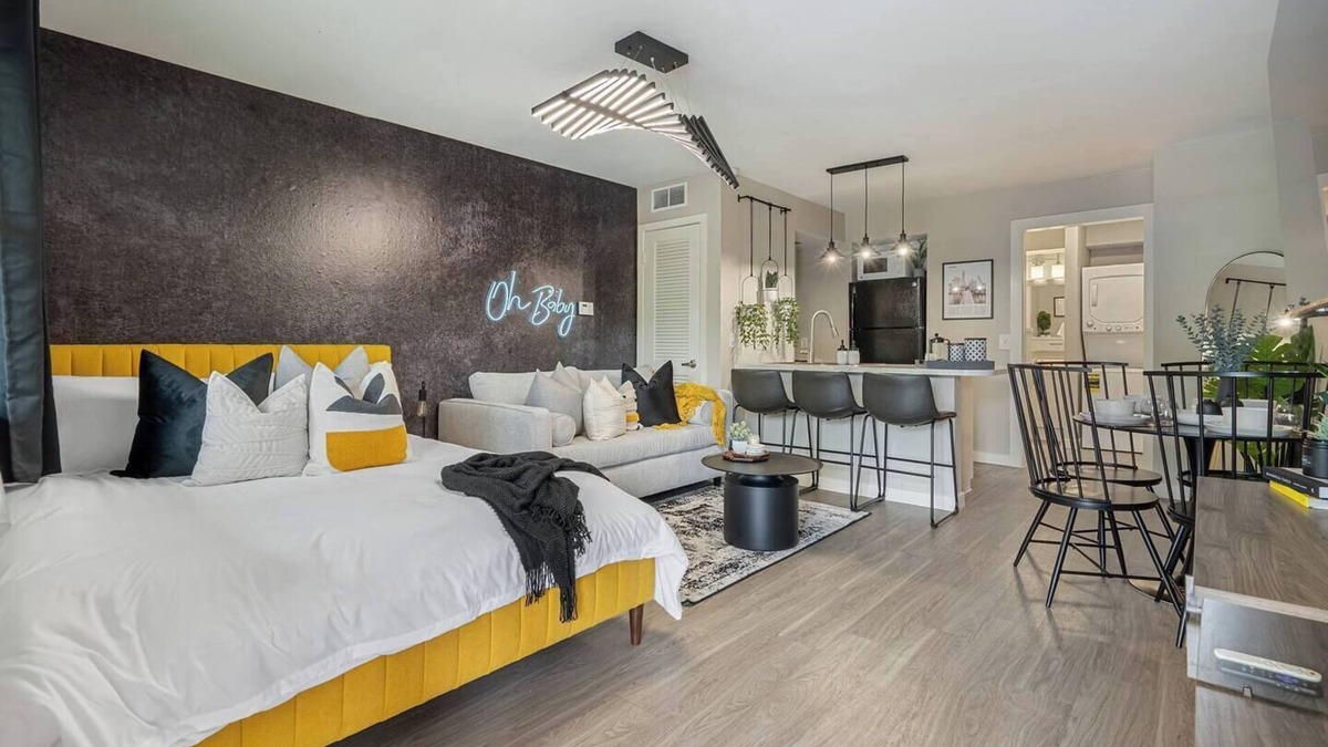 Allandale Apartment | The Ochre | Stylish Social Studio | Sleeps 5