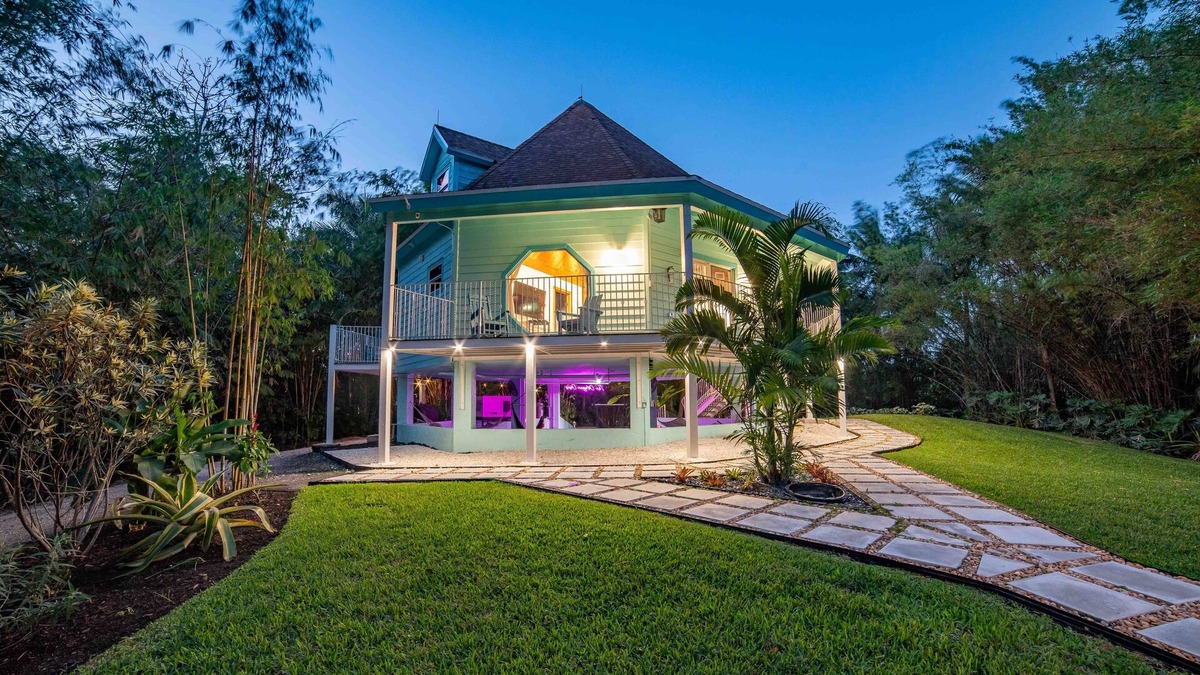 Davie House | The Octagon Oasis- Minutes from Beaches & Hardrock Hotel