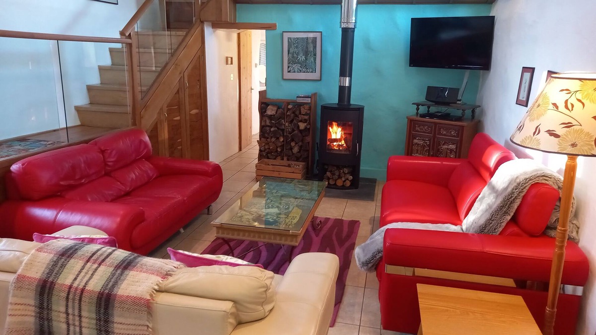 Corwen House | The Old Barn. 25mns drive to Snowdonia National Park. 18thC original features