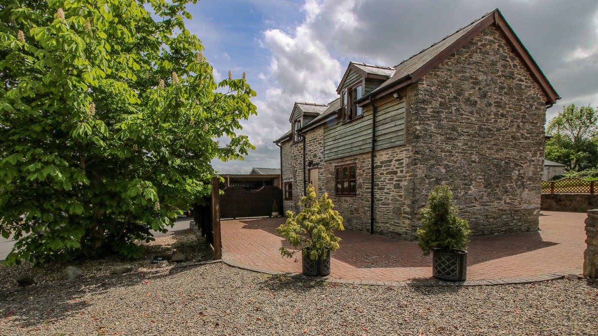Bishops Castle Cottage | THE OLD BARN, family friendly, with hot tub in Bishop's Castle