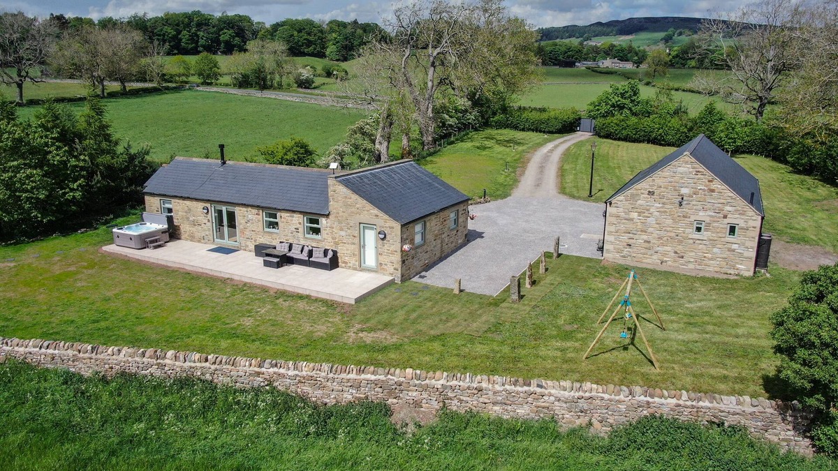 Eggleston House | THE OLD BYRE, pet friendly, with hot tub in Middleton-In-Teesdale