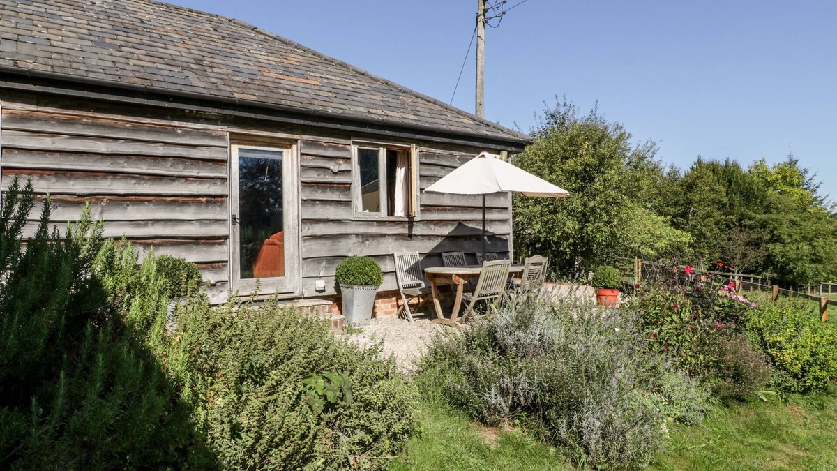 New Forest District Cottage | THE OLD CART SHED, pet friendly, with a garden in Rockbourne