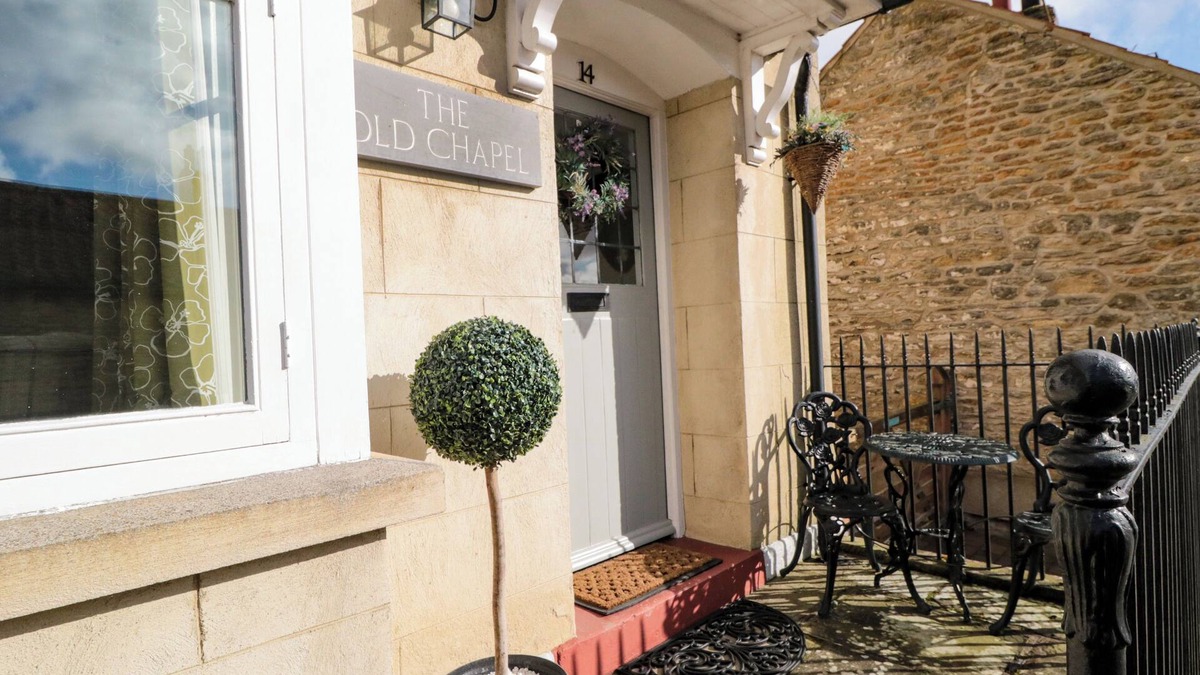 Potter Brompton Cottage | THE OLD CHAPEL, pet friendly, with hot tub in Brompton-By-Sawdon