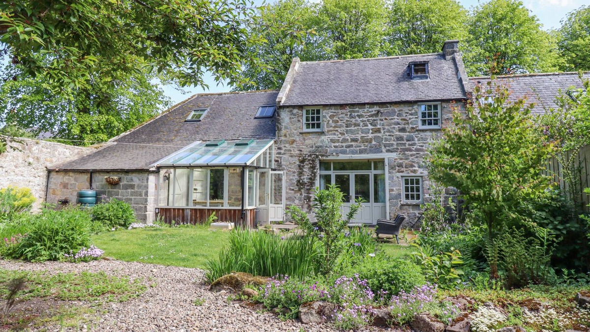 Eglingham Cottage | THE OLD COACH HOUSE, pet friendly, with open fire in Alnwick