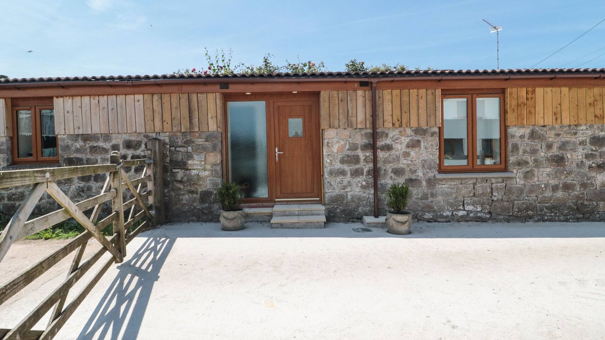 Banwell Cottage | THE OLD COW SHED, romantic, country holiday cottage in Banwell