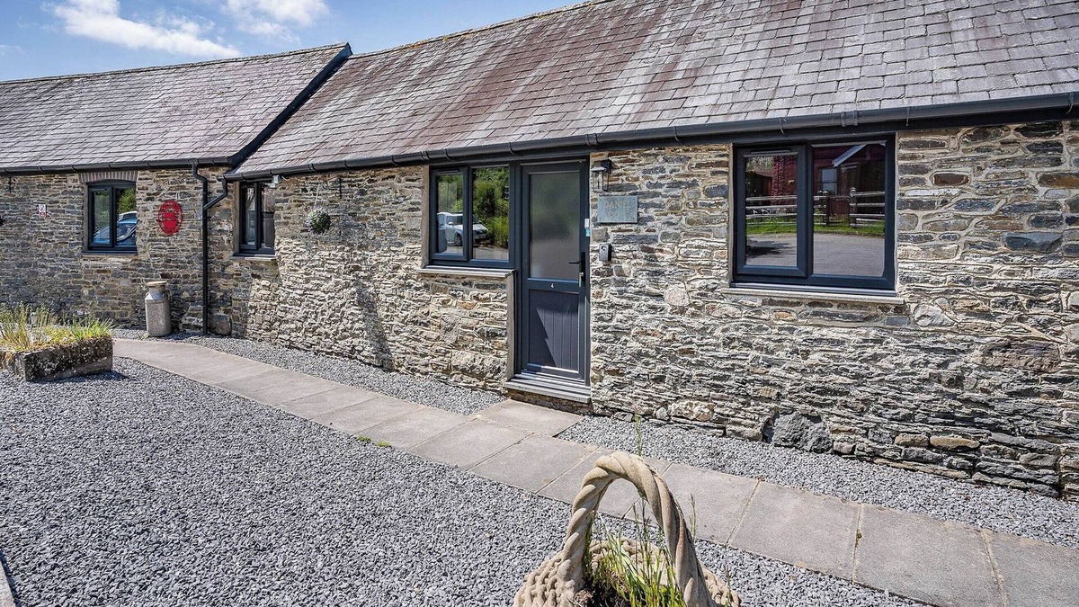 Cribyn Cottage | The Old Cowsheds 4 - Daniel Ddu -.