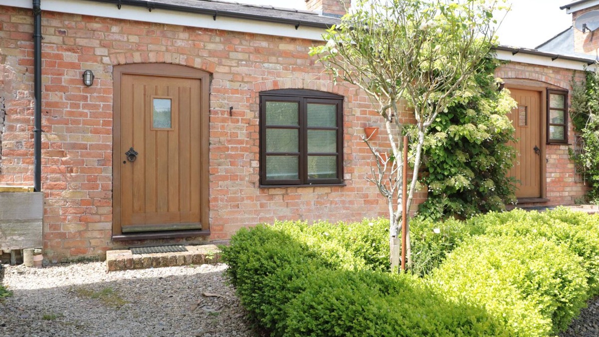 Newnham Cottage | THE OLD DAIRY, pet friendly, with a garden in Newnham-On-Severn