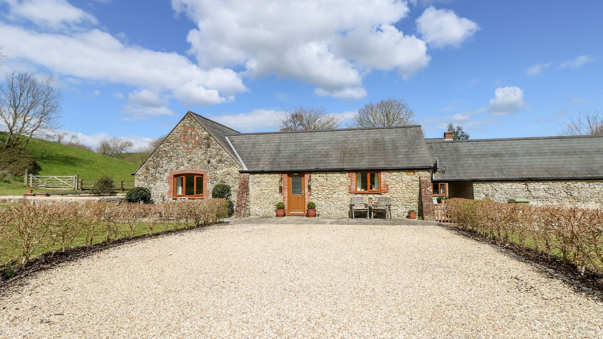 Newport Cottage | THE OLD DAIRY, pet friendly, with a garden in Gatcombe