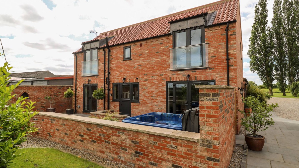 Sutton on the Forest Cottage | THE OLD DOGHOUSE, pet friendly, luxury holiday cottage in Huby