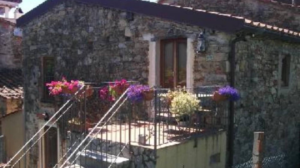 Corsanico Cottage | The old farmhouse among vineyards and olive groves