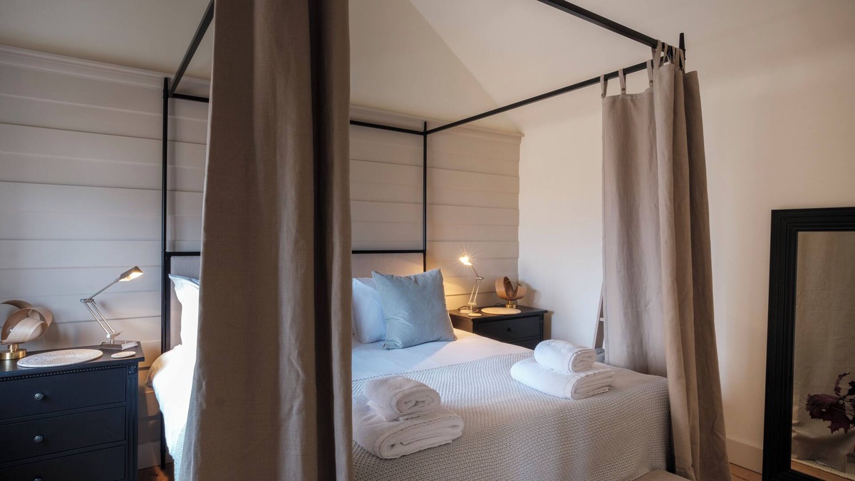 Burford House | The Old Livery - An Elegant Cotswolds Barn For Two