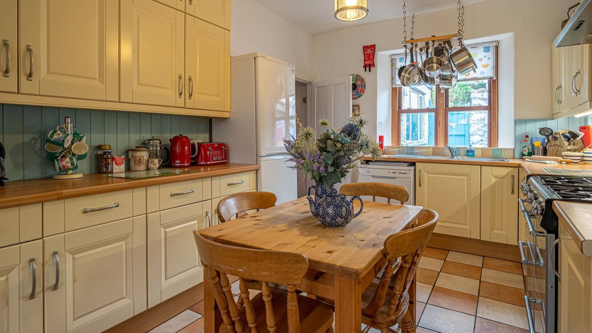 Grange-over-Sands Cottage | The Old Post Office - Large 6-bedroom property, ideal for families & dog-friendly.