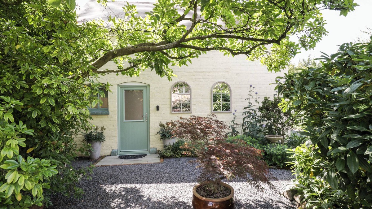 Malvern Cottage | THE OLD POST OFFICE BARN, romantic, with a garden in Welland