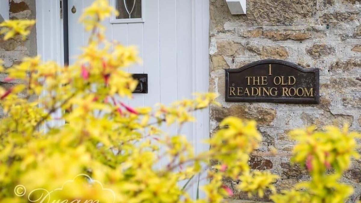 Littlebredy Cottage | THE OLD READING ROOM, pet friendly, with open fire in Langton Herring